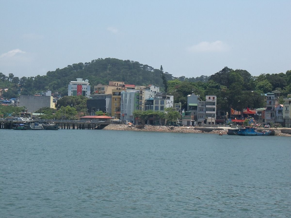 Bai Chay town and the bay