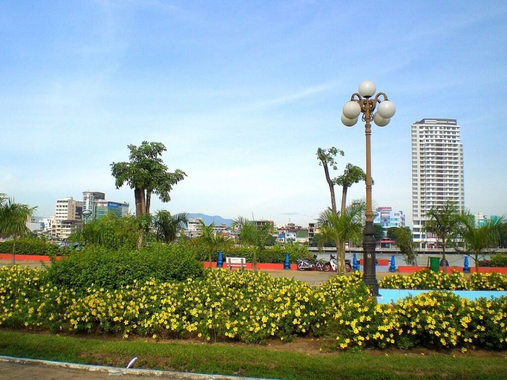 Palm-lined seafront park, Da Nang