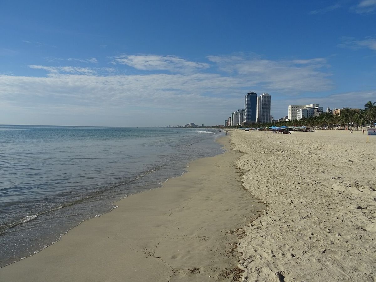 Long sandy beach in Da Nang
