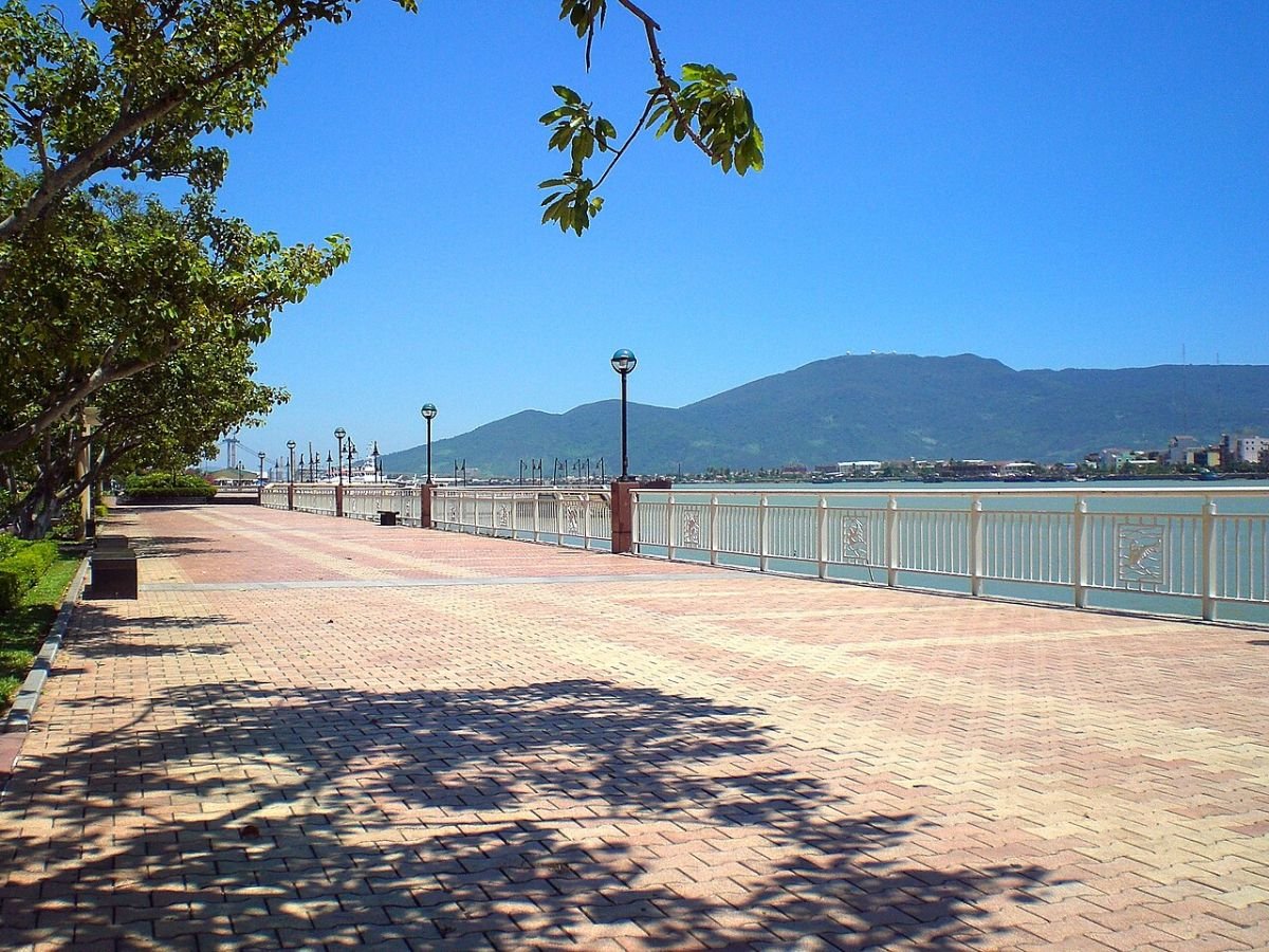 Beachside walkway in Da Nang