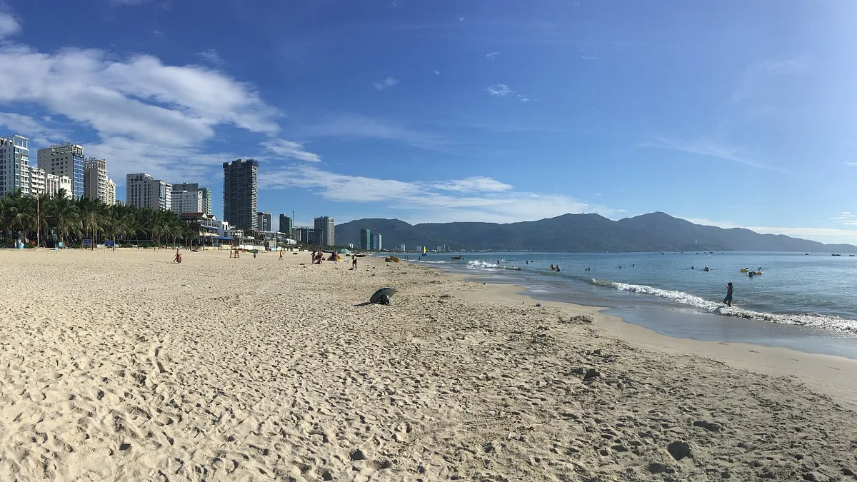 My Khe beach across from Alphanam Luxury Apartment