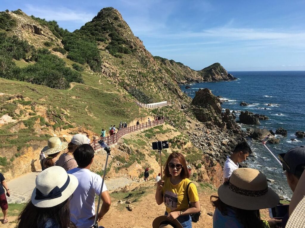 Visitors on the rocks at Eo Gio