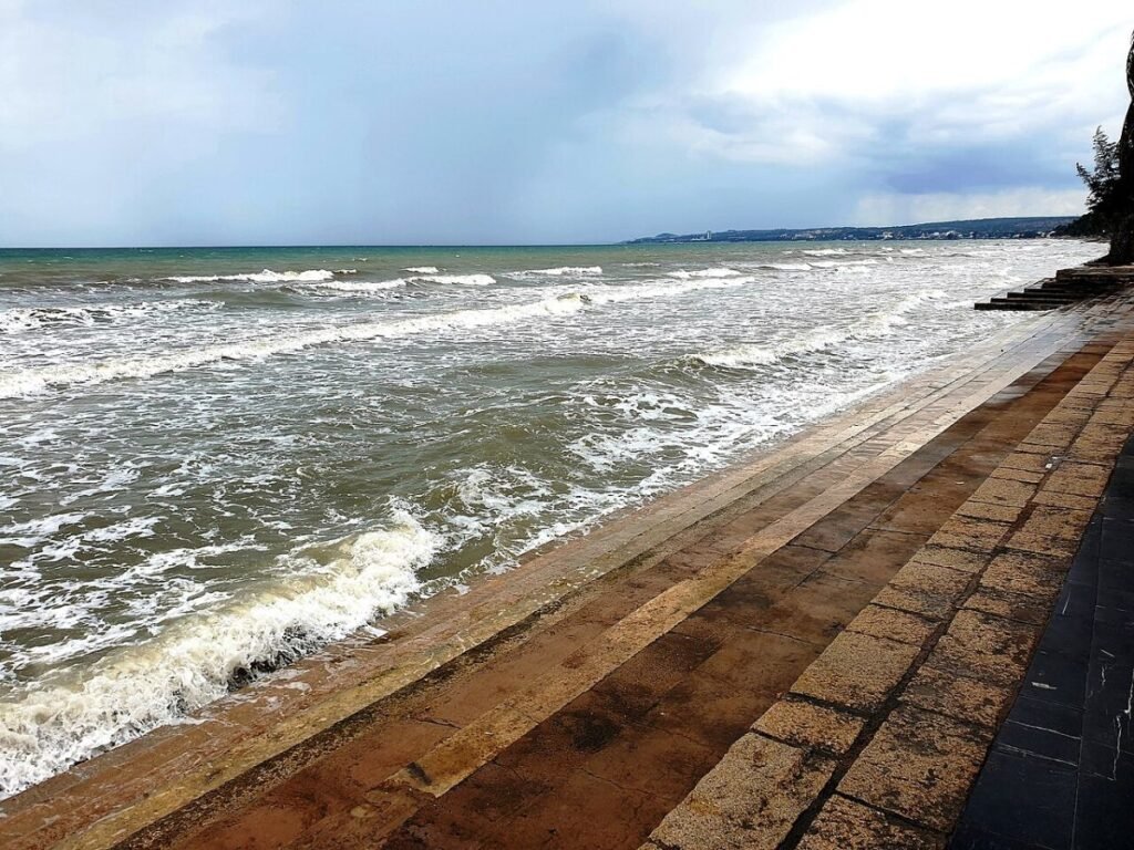 Waves on the Mui Ne shore