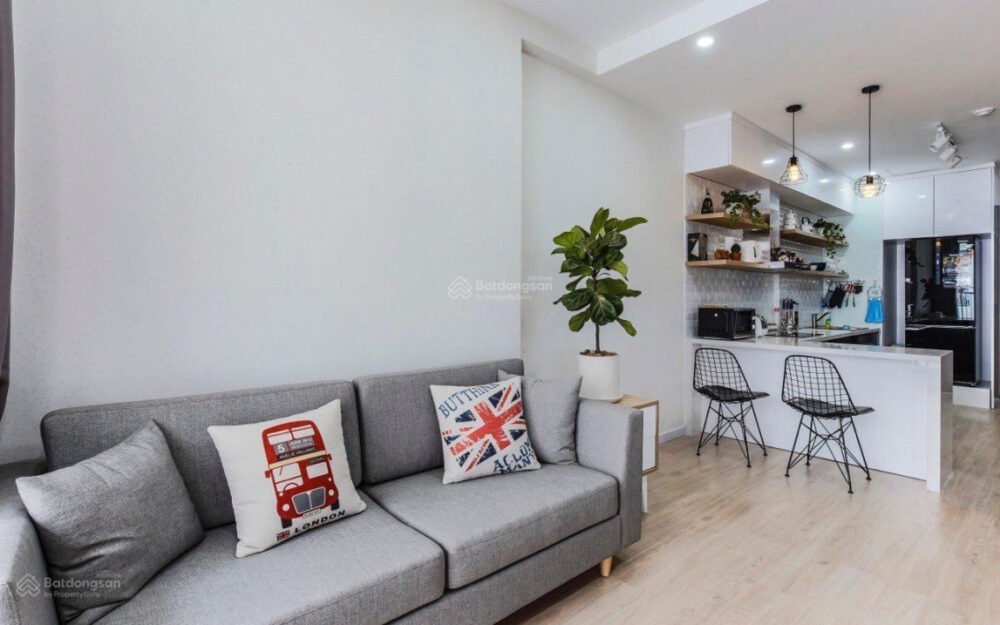 Source photograph of the Botanica Premier apartment advertised for sale