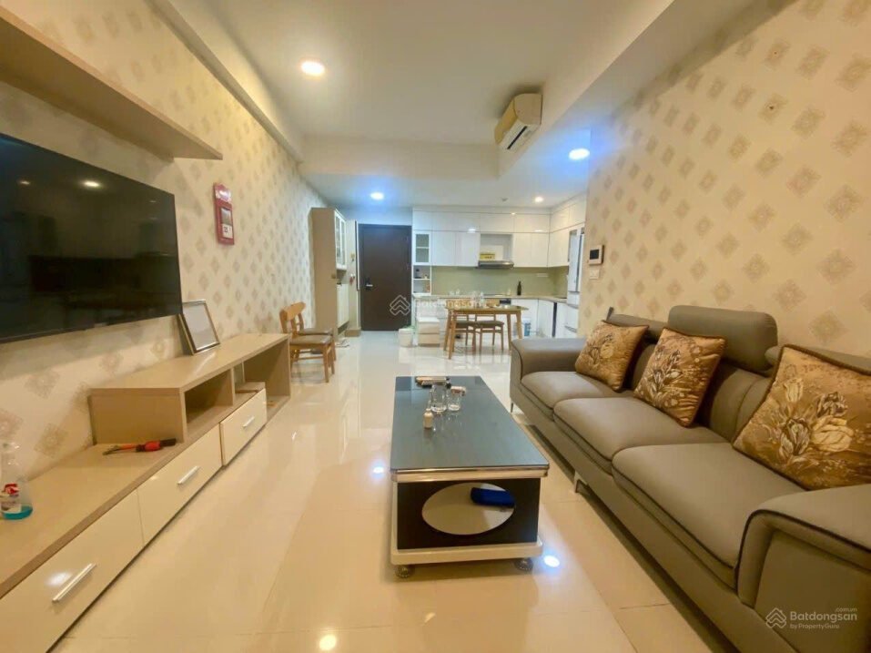 Source photograph of the Botanica Premier apartment advertised for rent