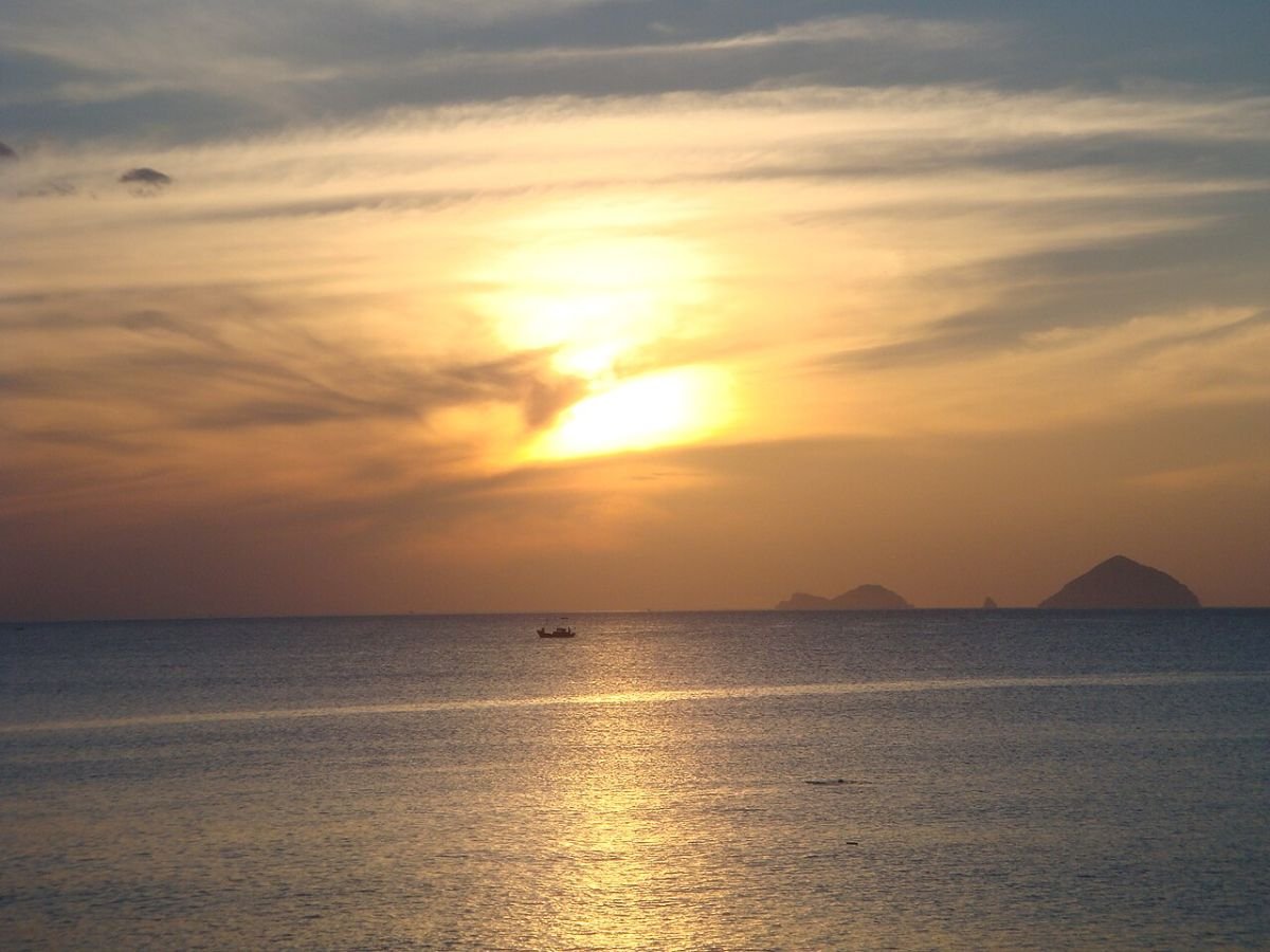 Sunset over the Khanh Hoa sea