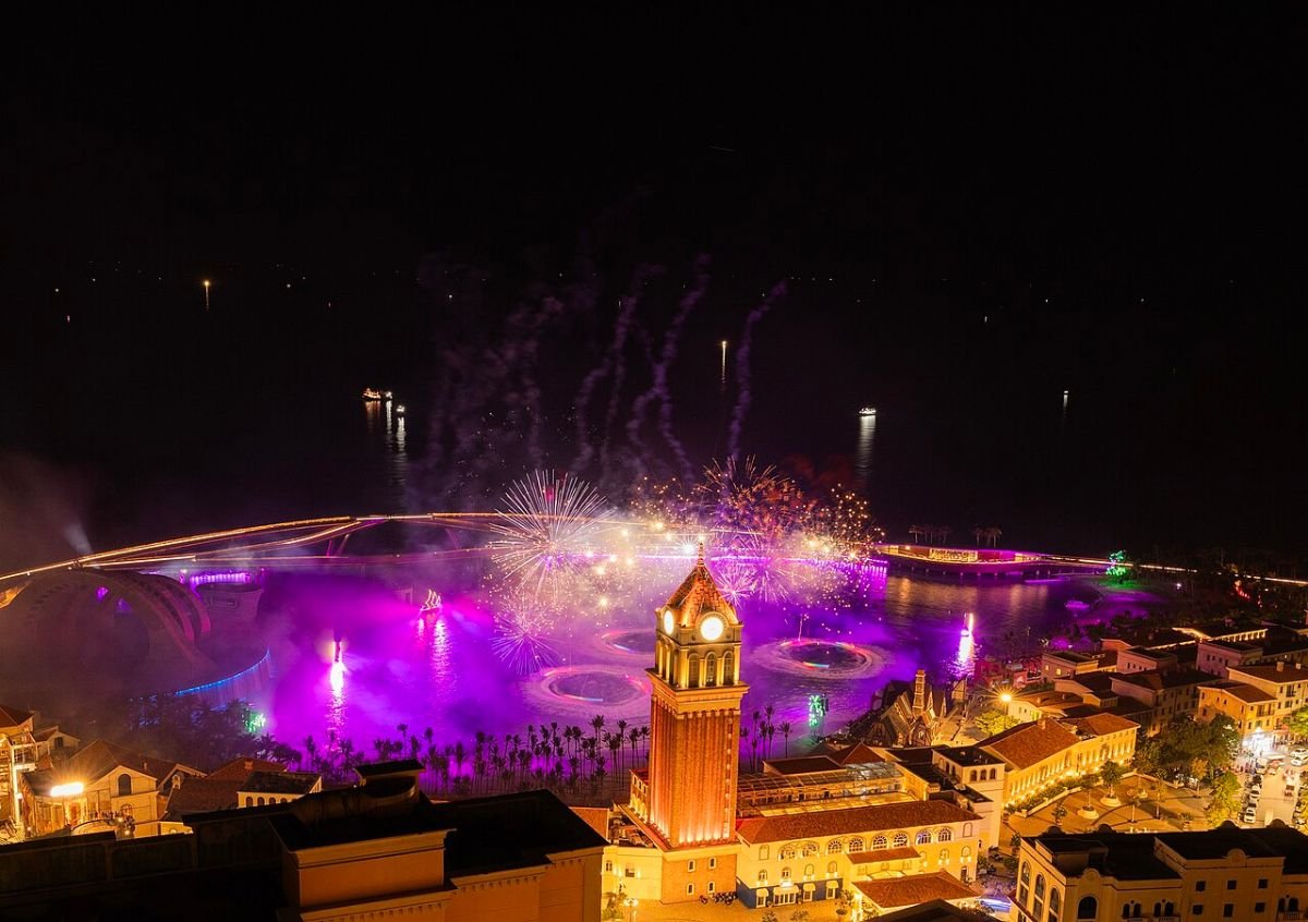 Night show at Grand World Phu Quoc