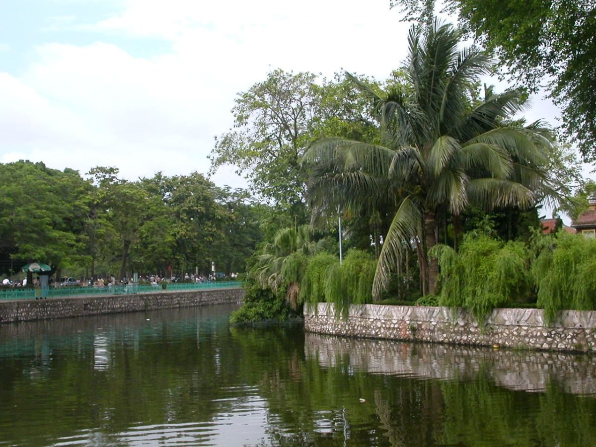 Green bank of West Lake in Tay Ho