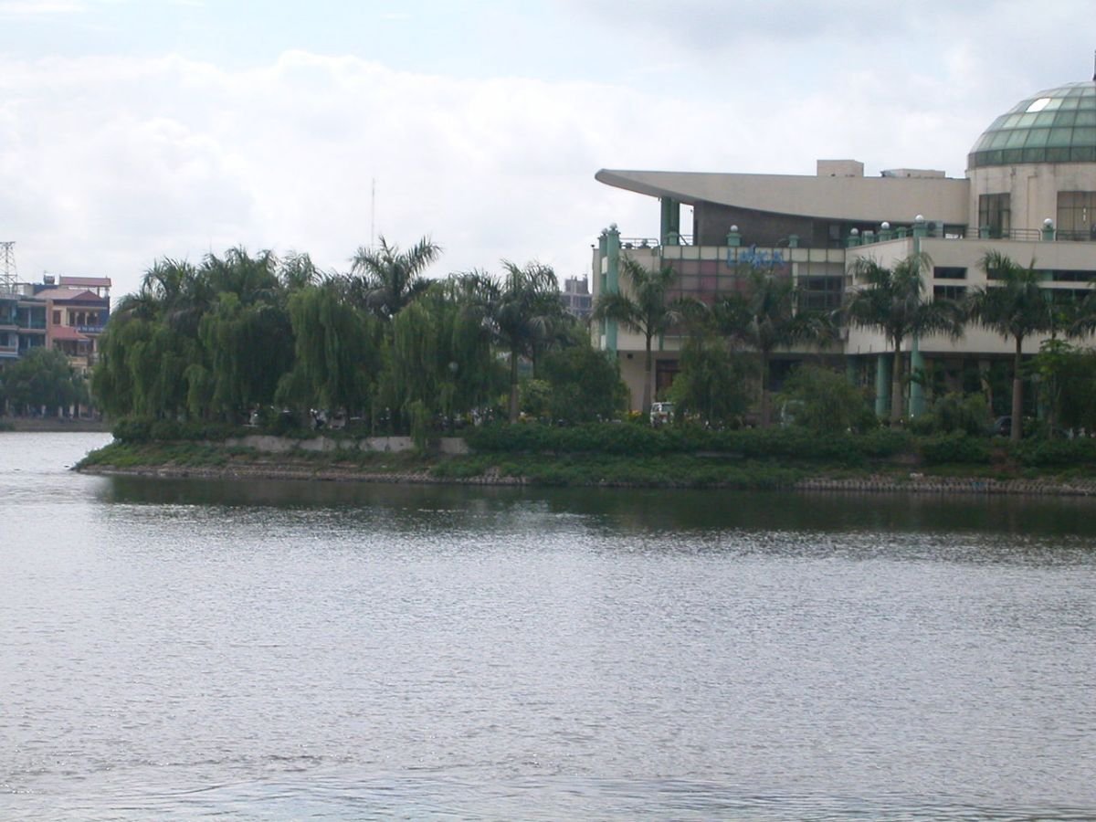 West Lake shoreline in Tay Ho