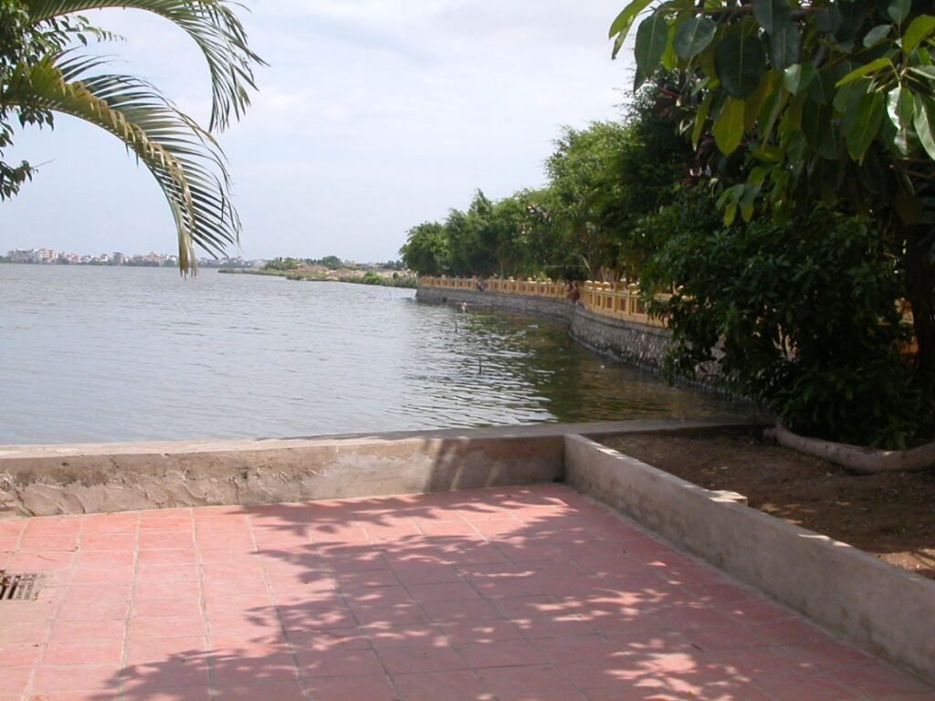 Lakeside walkway on West Lake