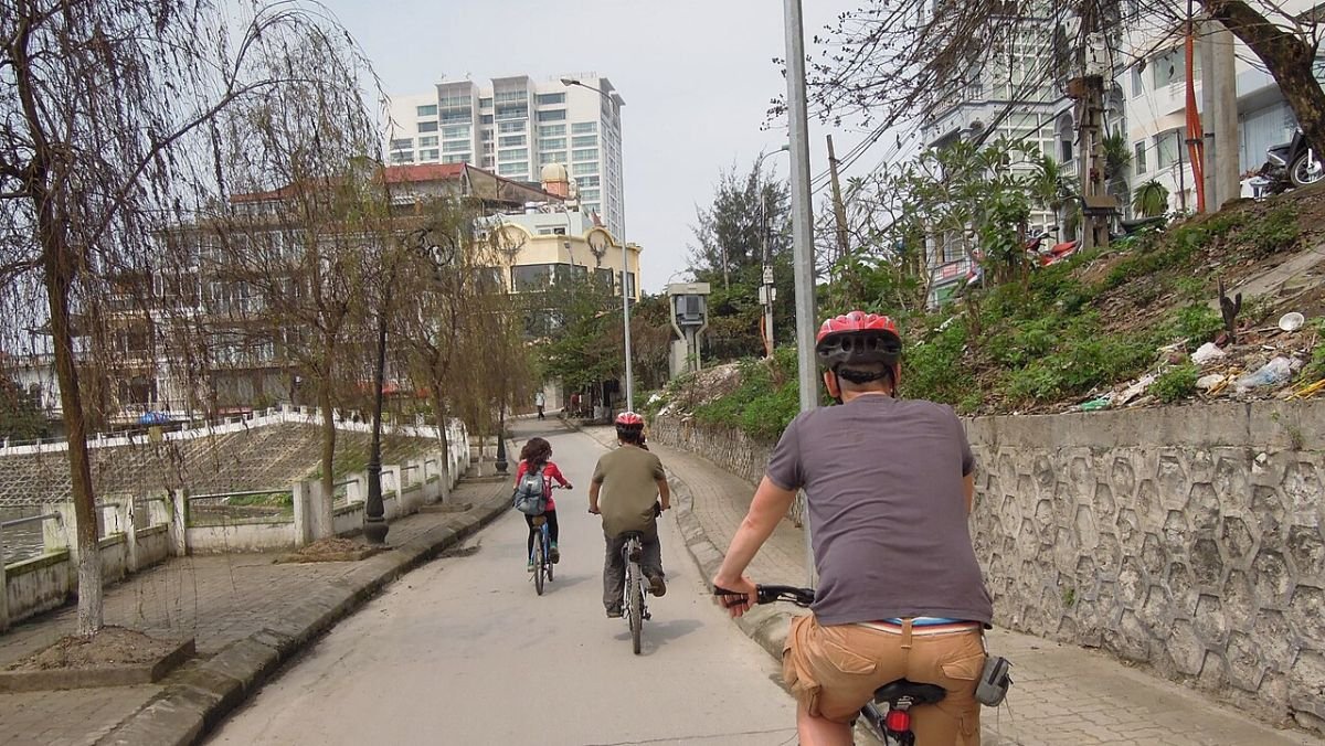 Cyclists on the West Lake lakeside road