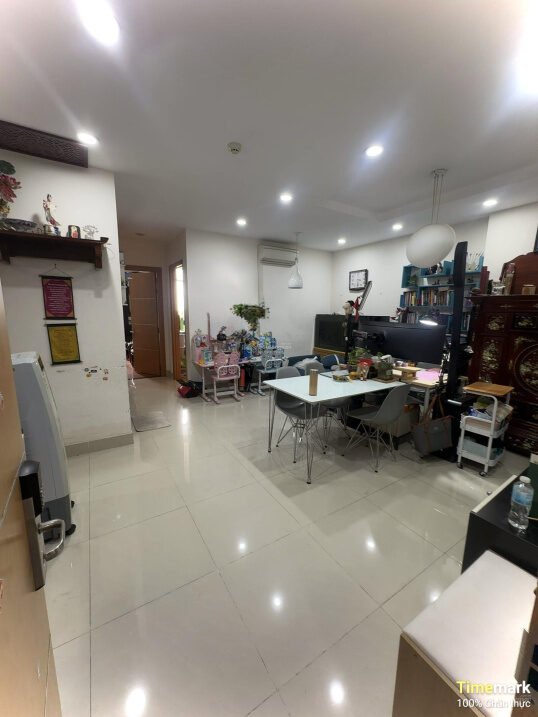 Source photograph of the Him Lam Riverside apartment advertised for sale