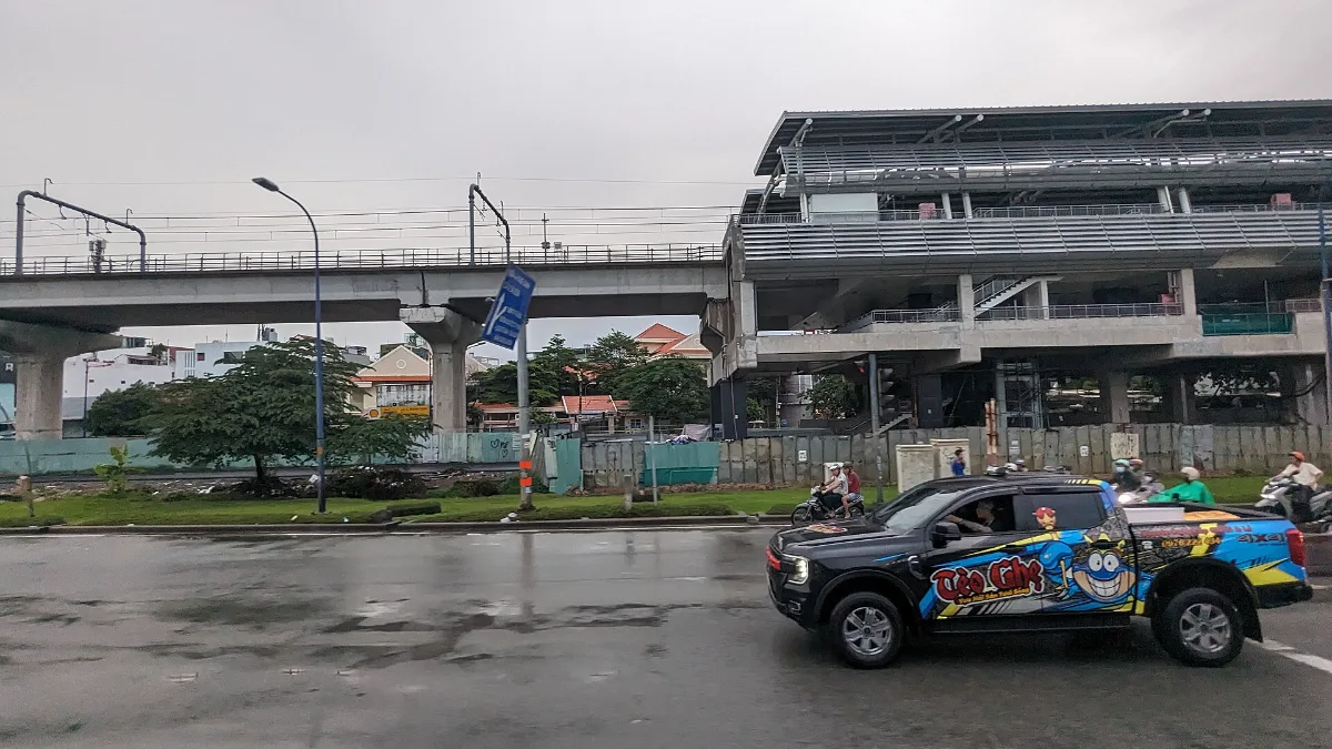 Elevated Metro Line 1 track near Rach Chiec