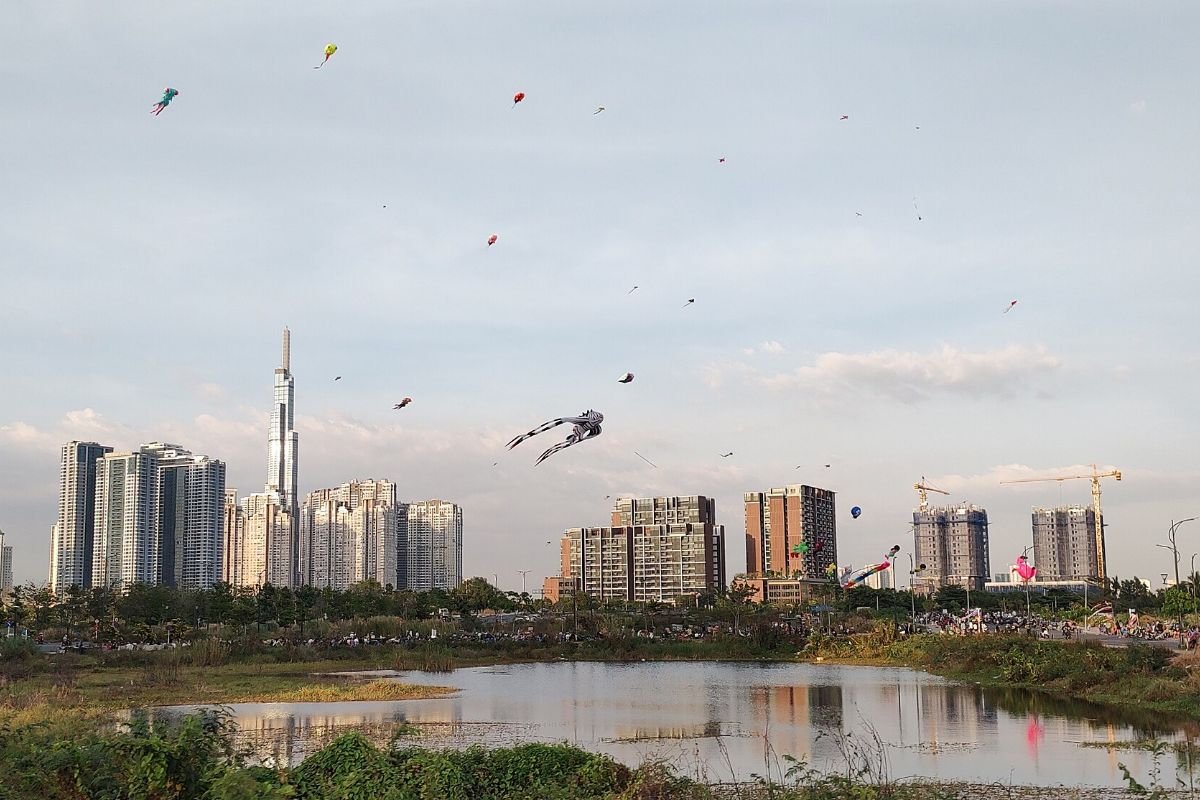 Kites over the Thu Thiem new urban area near New City Thu Thiem apartments