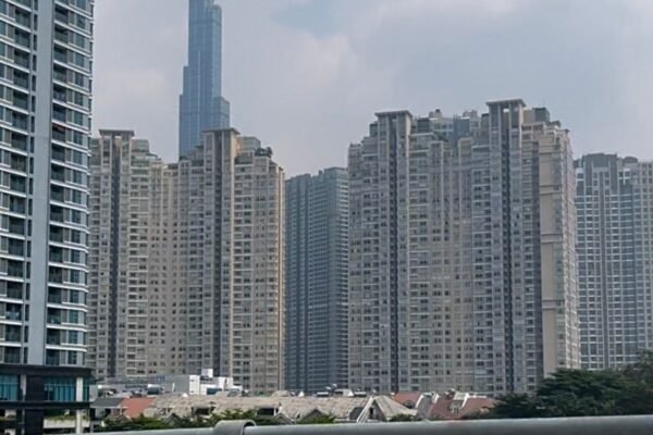 Saigon Pearl 3-bedroom for rent, 135 m², Landmark 81 view