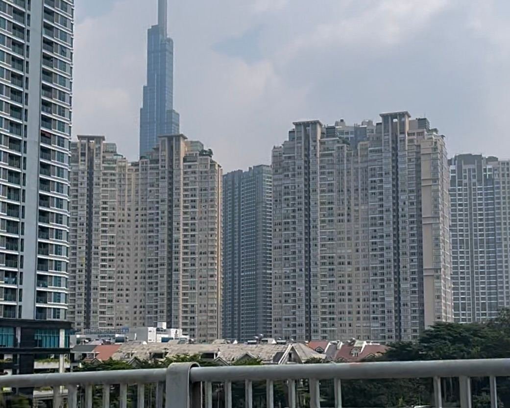 Saigon Pearl 3-bedroom for sale – Saigon Pearl towers with Landmark 81 in the background