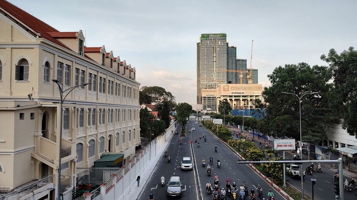 Nguyen Huu Canh Street, the main road outside this Saigon Pearl villa for sale