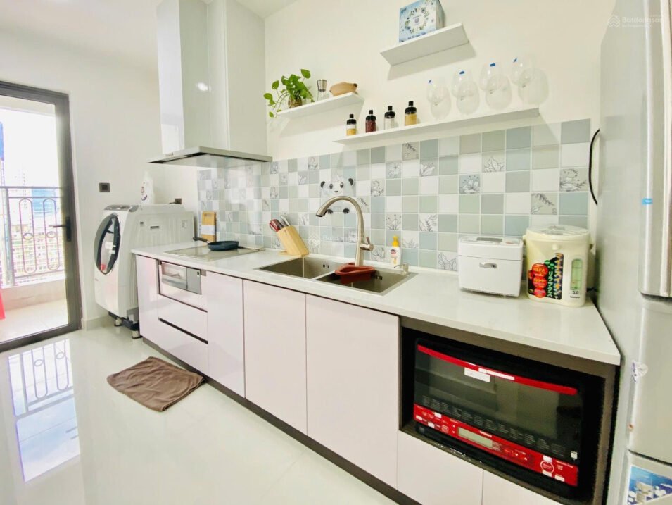 Source photograph of the Saigon Royal apartment advertised for rent