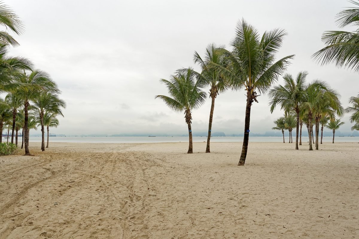 Bai Chay beach in Ha Long, next to Sun Centro Town 1-bedroom apartments