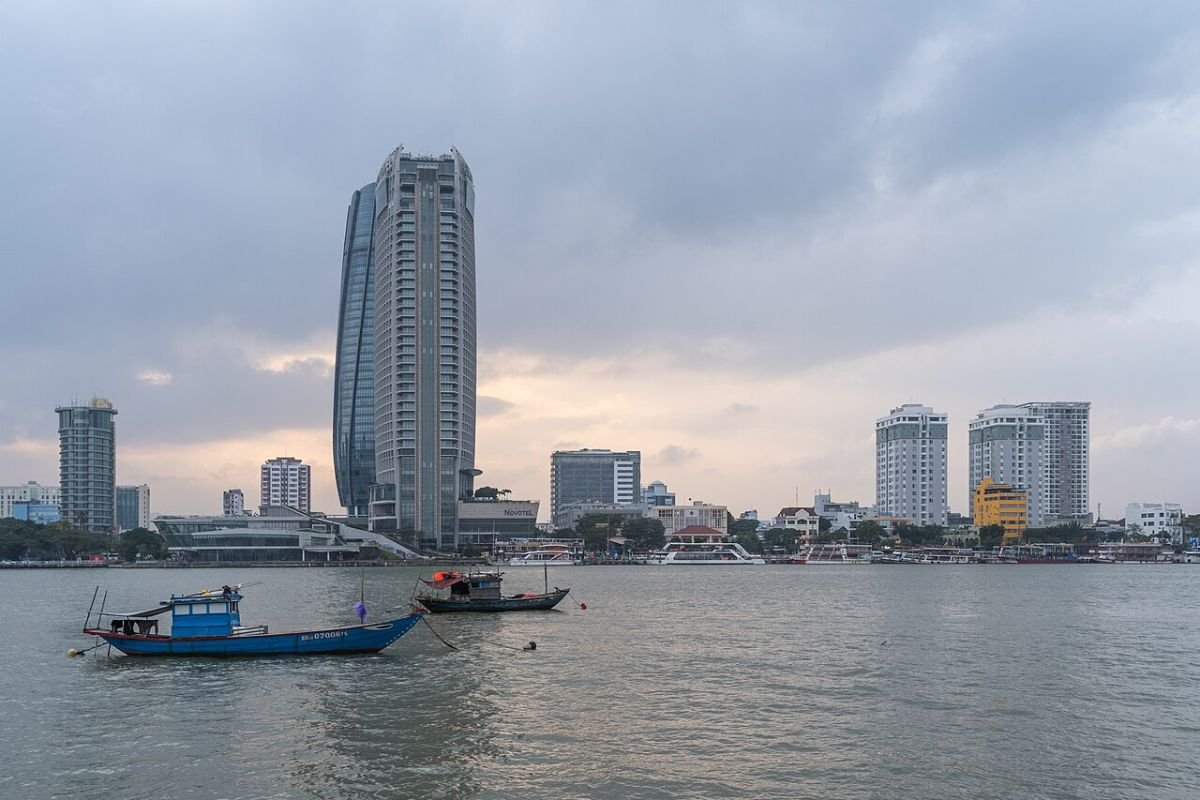 Boats and towers on the Han River