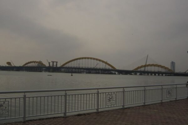 Sun Symphony Residence podium shop for sale, 125 m² facing the Han River