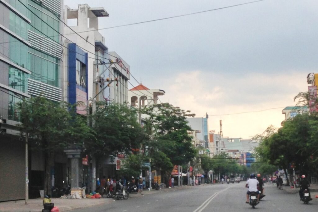 Binh Thanh streets near Sunwah Pearl