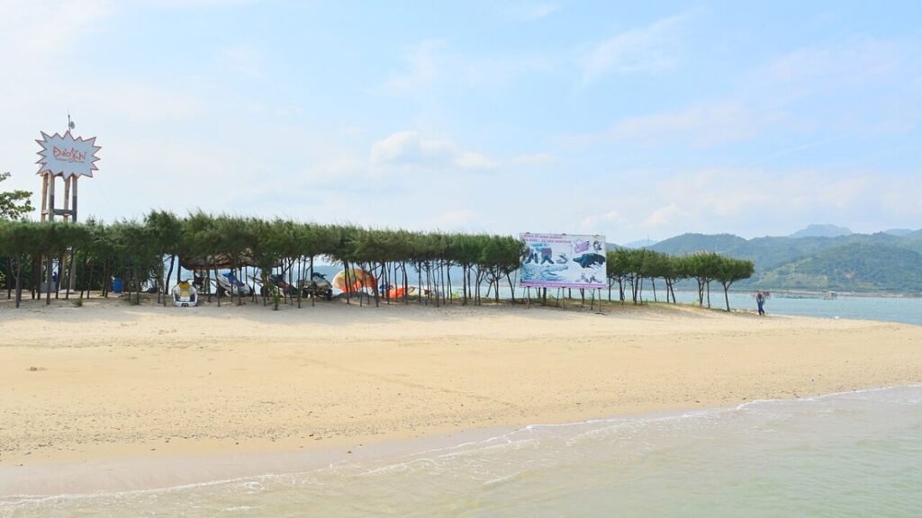 Quiet beach in Khanh Hoa