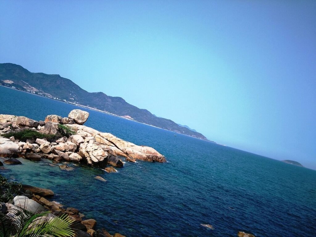 Rocks and sea at Hon Chong