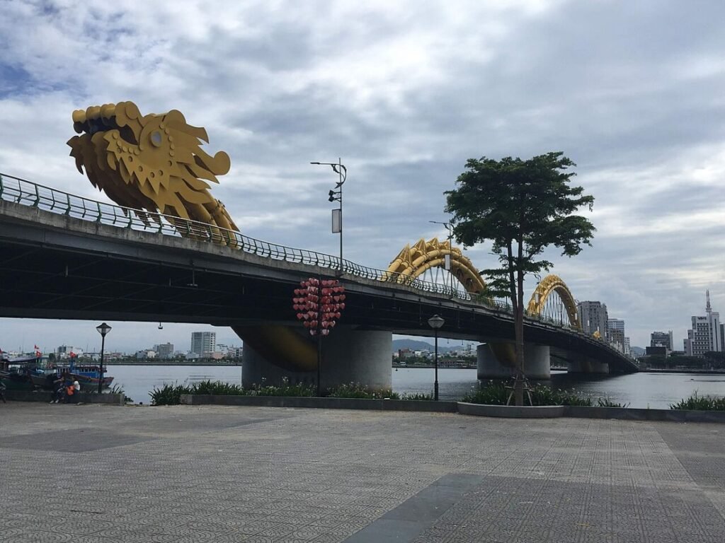 Dragon sculpture by the Han River
