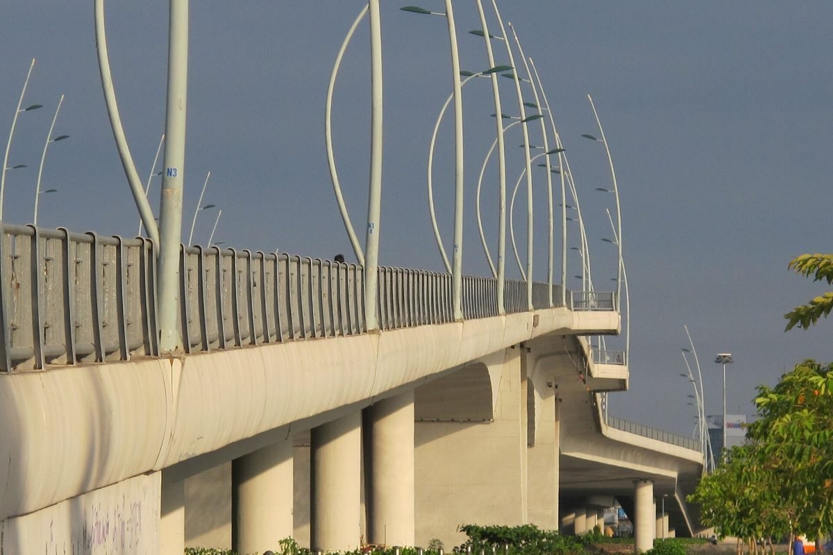 Thu Thiem bridge over the Saigon River, near The Metropole Thu Thiem 1-bedroom apartments