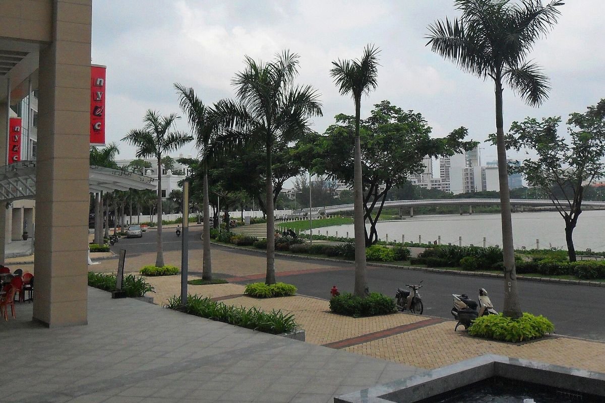 Crescent Lake in Phu My Hung, the location of Triton Crown 1-bedroom apartments