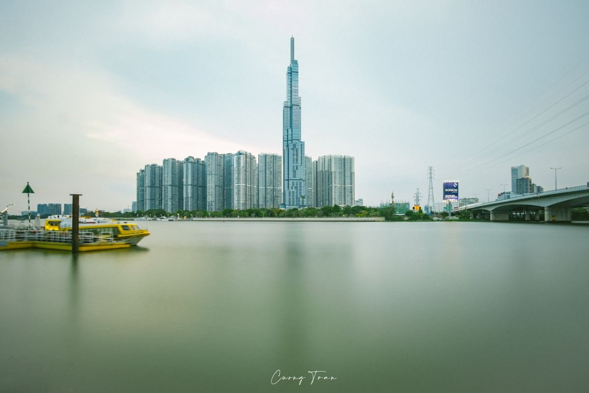 Vinhomes Central Park 2-bedroom for sale – the towers and Landmark 81 seen from the Saigon River