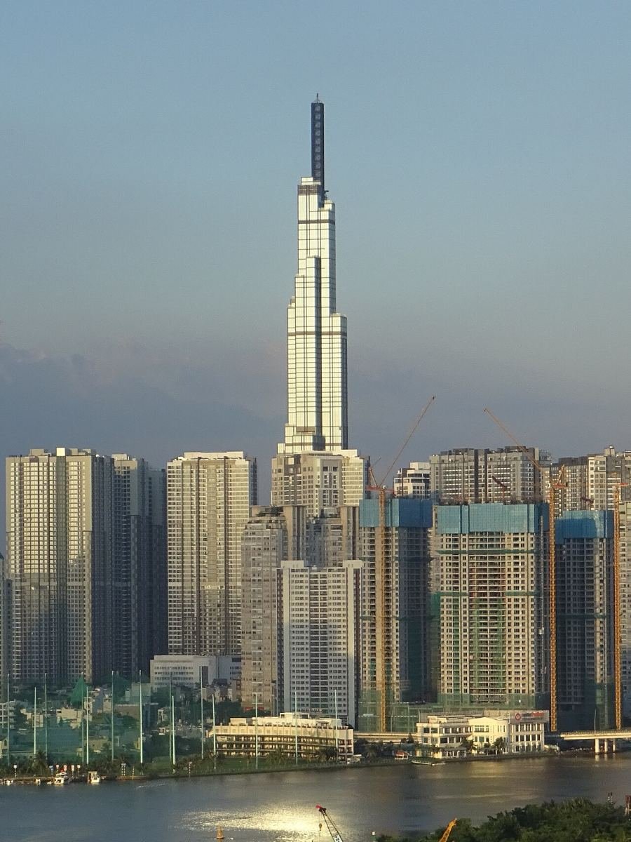 Vinhomes Central Park 3-bedroom for sale – Landmark 81 rising above the Vinhomes Central Park towers