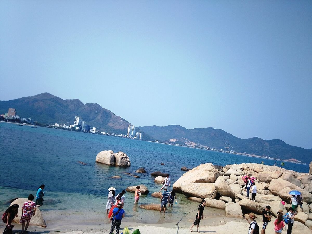 Bay seen from Hon Chong