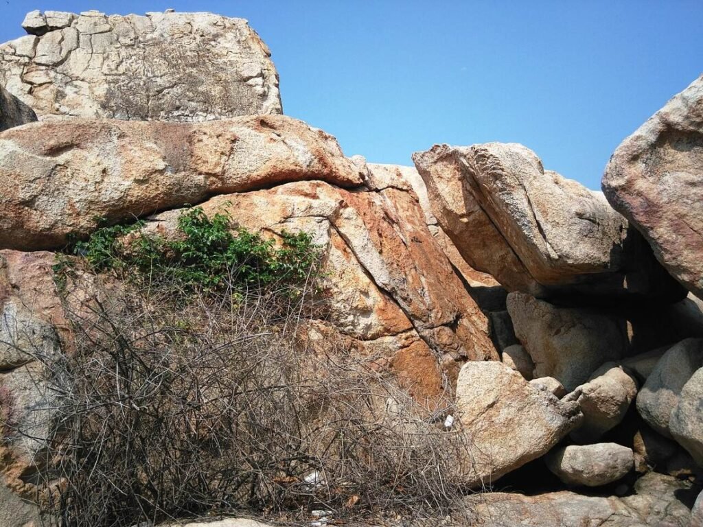 Granite boulders at Hon Chong