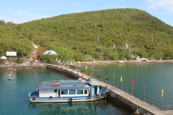 Vinpearl Beachfront Nha Trang large 2-bedroom for rent, 85 m² facing the sea