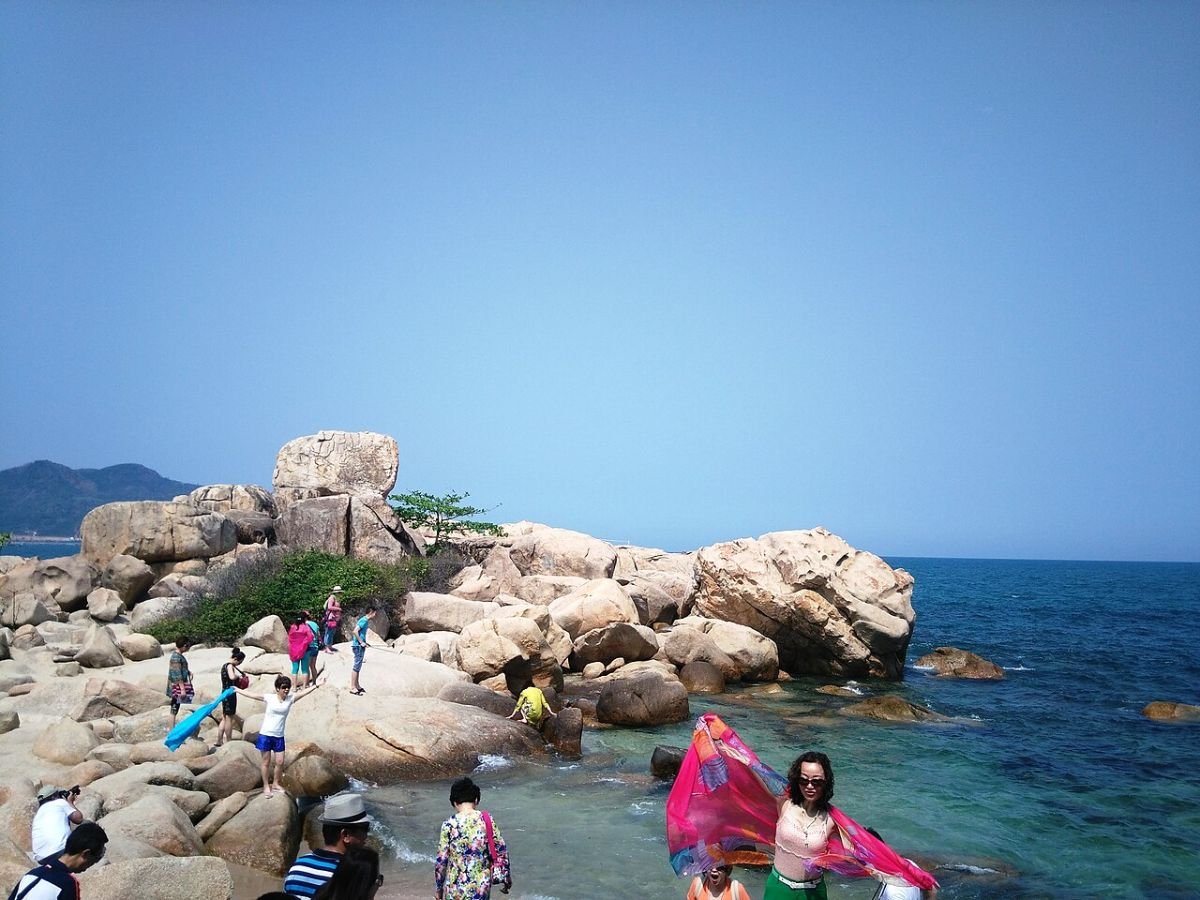 Boulders by the sea at Hon Chong